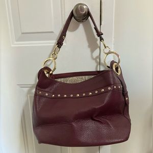 Shoulder bag. Burgundy pebble leather